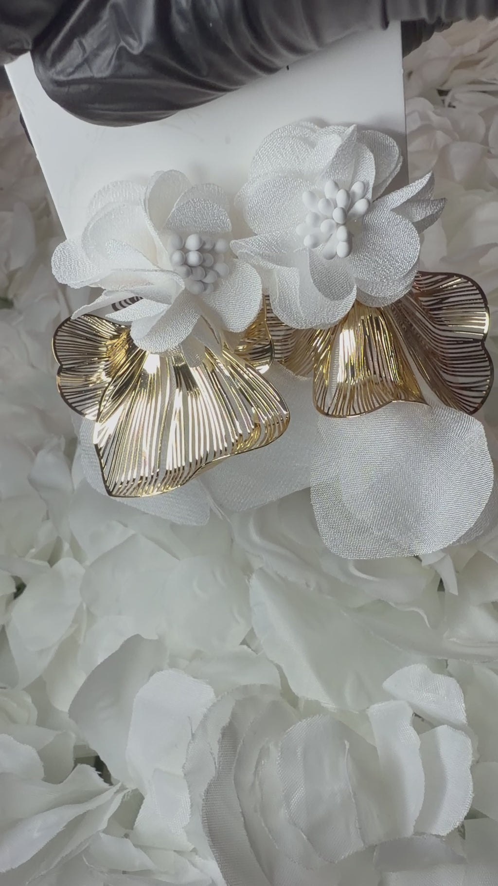 Boucle d’oreille en fleurs blanche